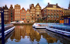 La Serenissima del Mar del Norte, Un paseo por los canales de Ámsterdam