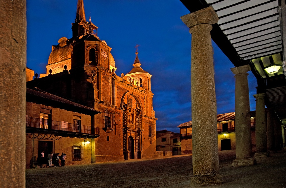 San Carlos del Valle por la noche. Autora, Sagrario Téllez