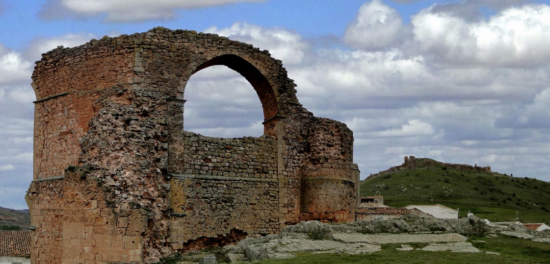 restos-del-acueducto-al-fondo-restos-del-castillo-autor-santiago-lopez-pastor