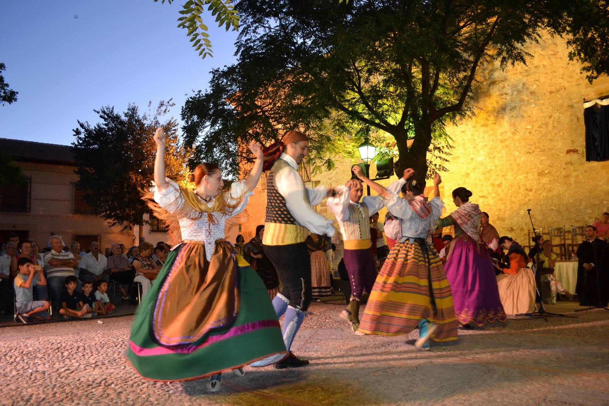 bailes-populares-durante-la-representacion-de-las-bodas-de-camacho-en-fuenllana-autor-salvador-carlos-duenas