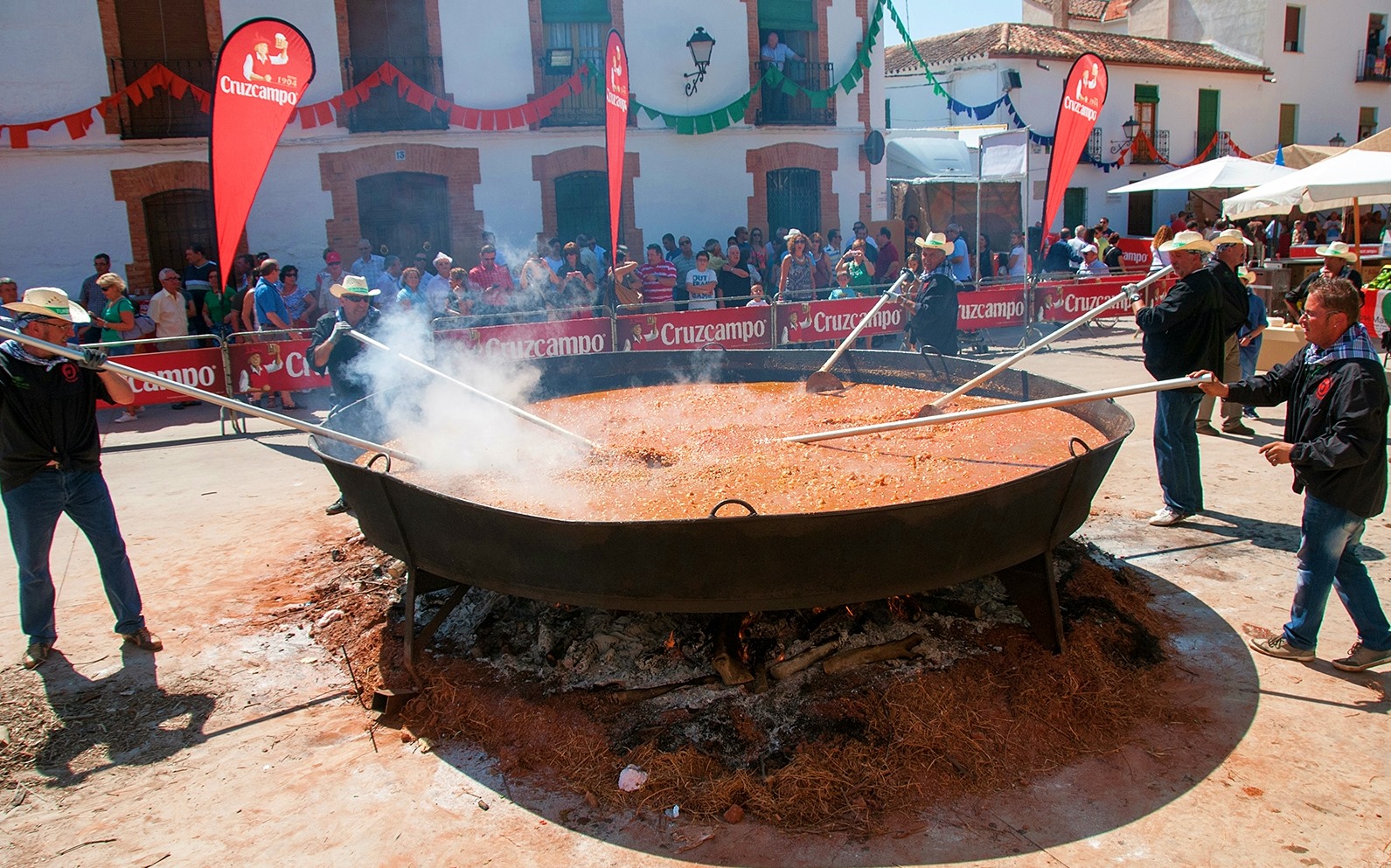 Cocinando el pisto más grande del mundo en Villanueva de los Infantes
