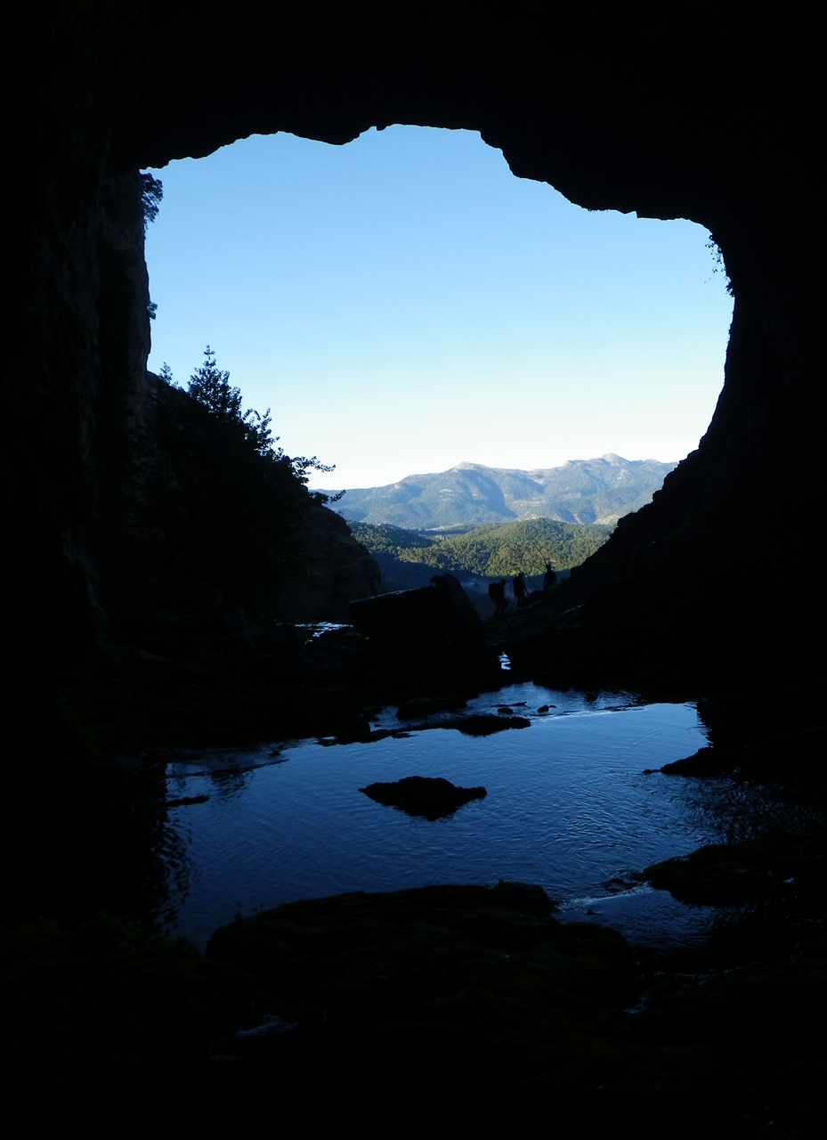 Desde el interior de la Cueva de Los Chorros