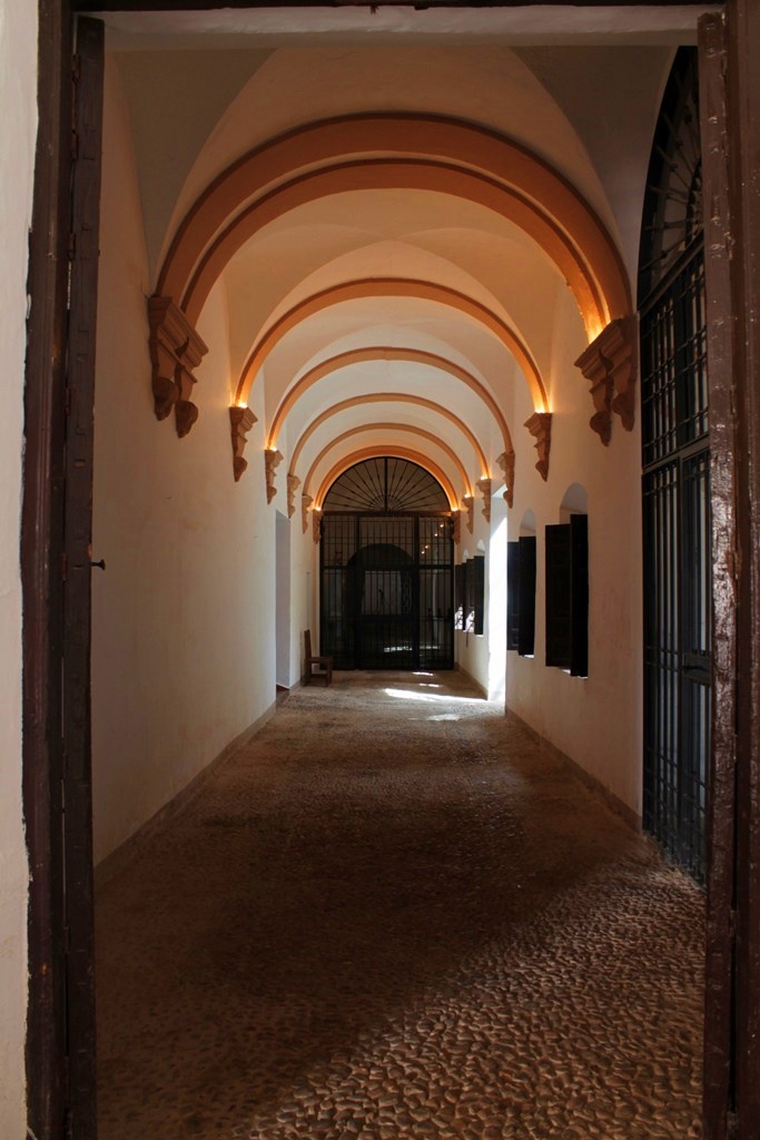 Por el interior del convento de los Agustinos, Fuenllana