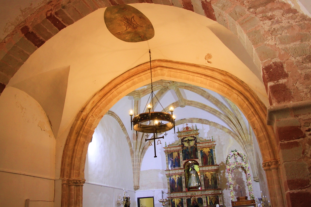 Interior de la ermita medieval de Nuestra Señora de Luciana