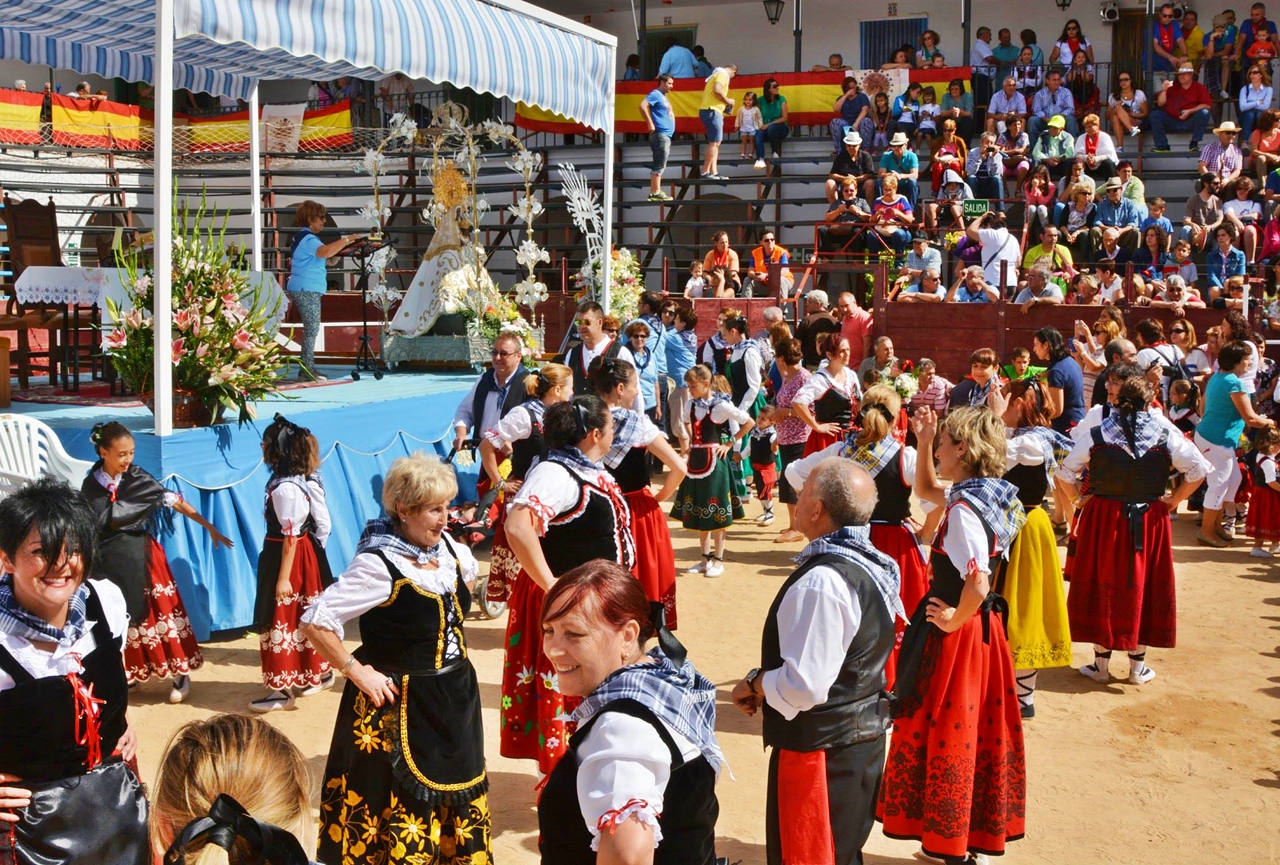 Coros y Danzas de Villahermosa en la ofrenda a la virgen de la Carrasca
